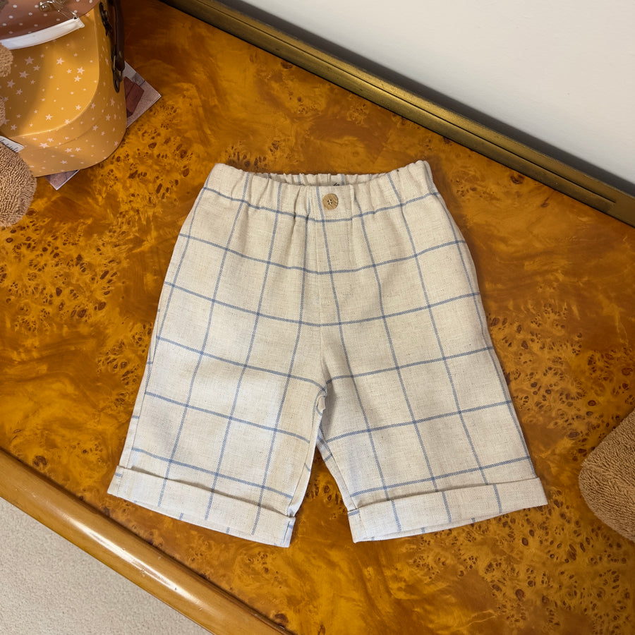 Bermuda in misto lino beige con quadri azzurri – Elegante e versatile