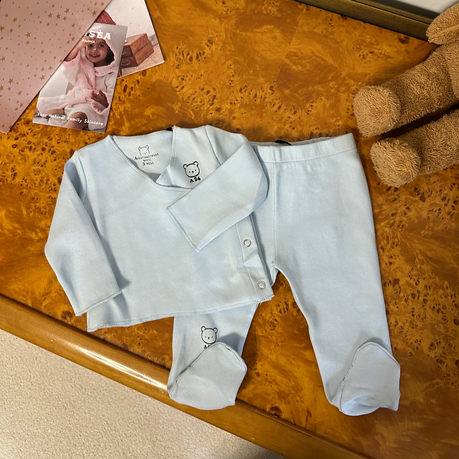 Completo azzurro cielo con maglia apertura laterale e ghettina con piedini