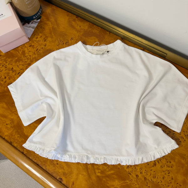 T-shirt scatoletta latte con ruches sul fondo