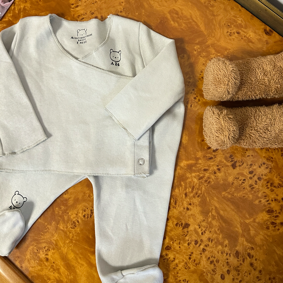 completo grigio perla con maglia apertura laterale e ghettina con piedini
