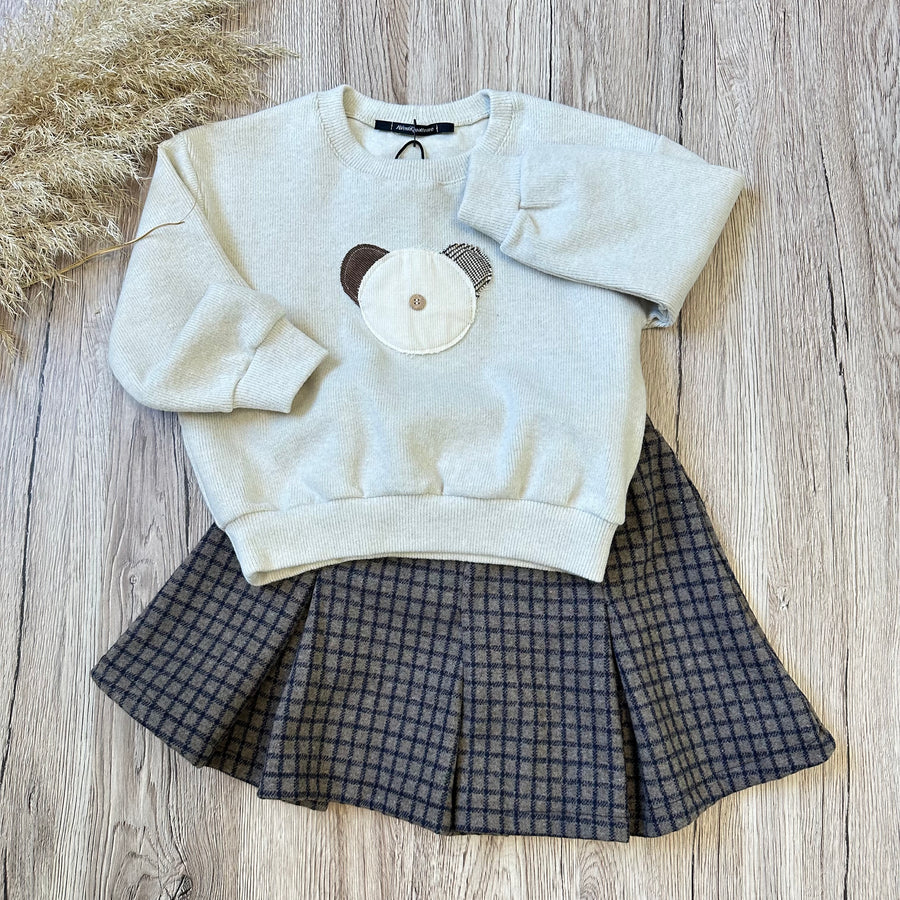 Maglia in costina di caldo cotone con orsetto cucito – essenziale con un dettaglio unico