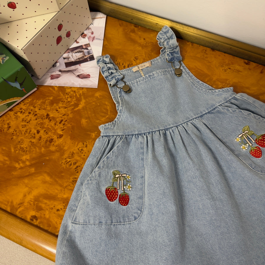 Salopette in denim con fragoline ricamate – morbida, versatile