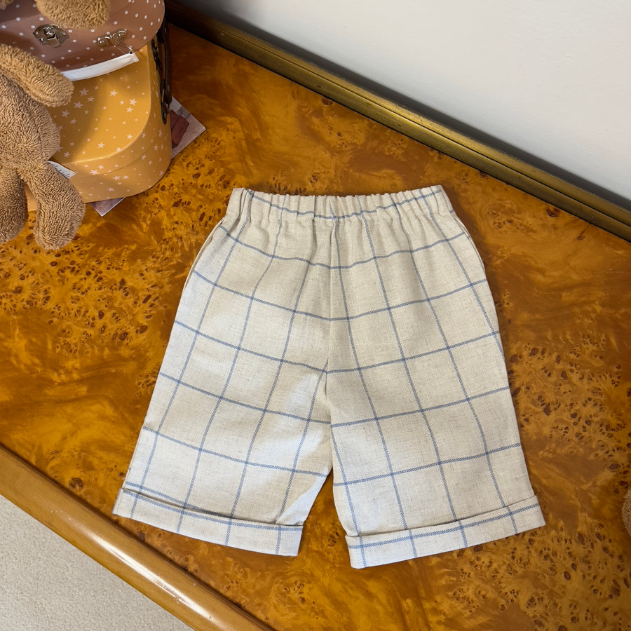 Bermuda in misto lino beige con quadri azzurri – Elegante e versatile