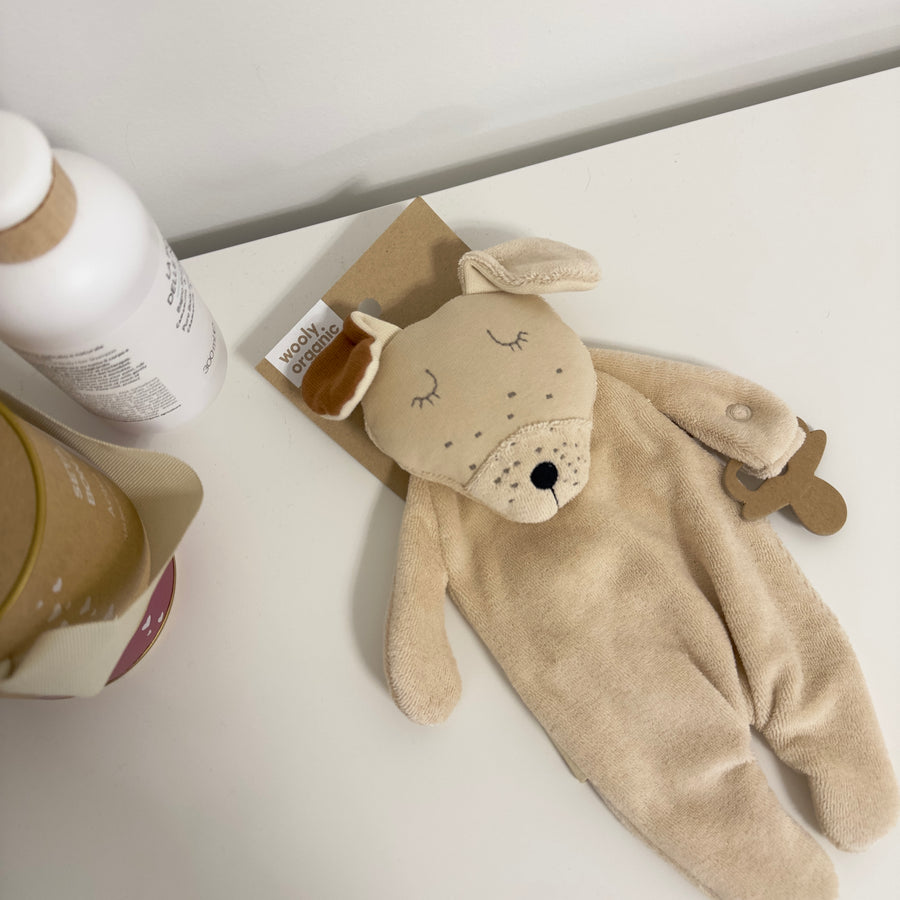 Doudou con portaciuccio in cotone organico certificato – cagnolino