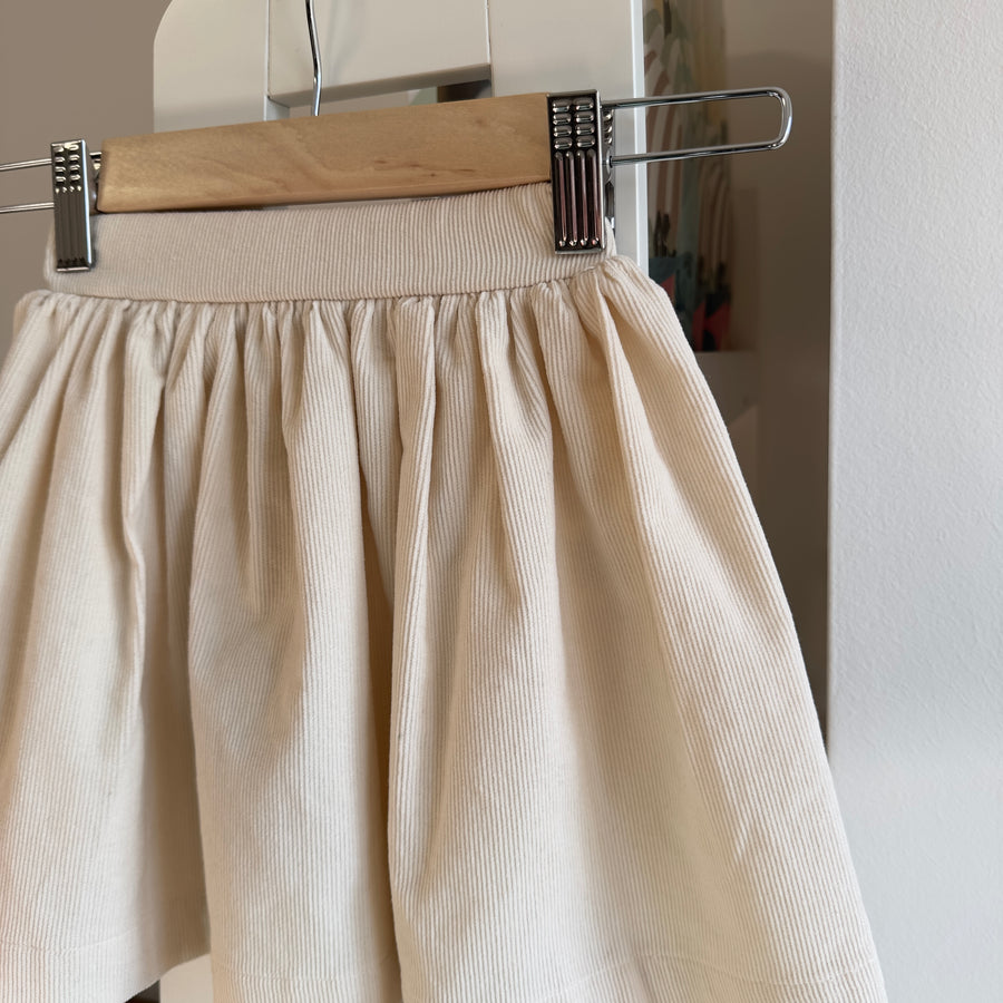 Gonna ampia in microvelluto di cotone color latte con elastico sul retro — comfort e stile