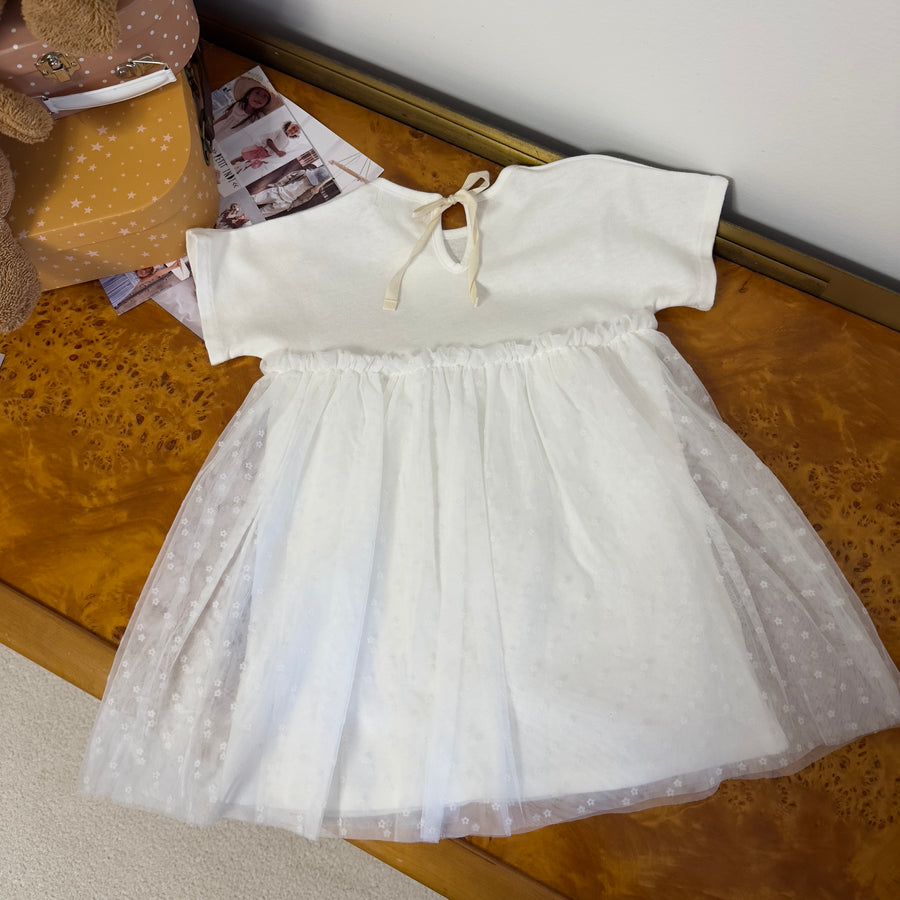 Abito in filo di cotone color latte con tulle ricamato a margherite
