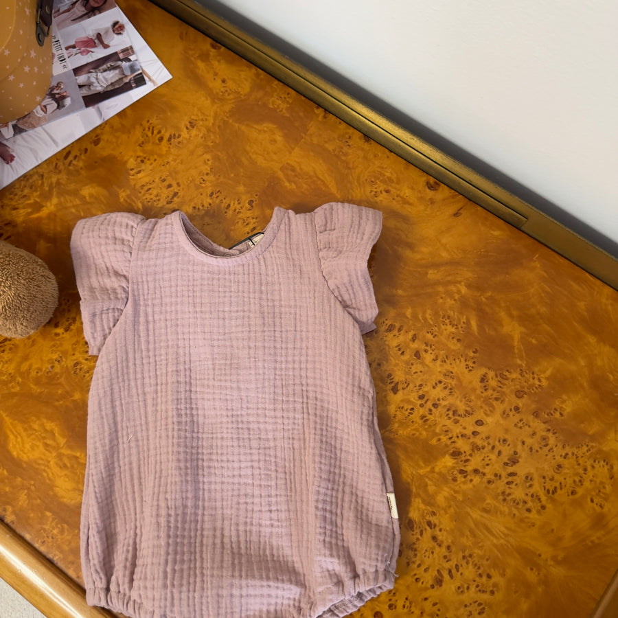 Pagliaccetto in Mussolina di Cotone Organico Pink sand con Ruches sulle Spalle