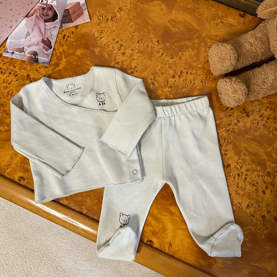 completo grigio perla con maglia apertura laterale e ghettina con piedini