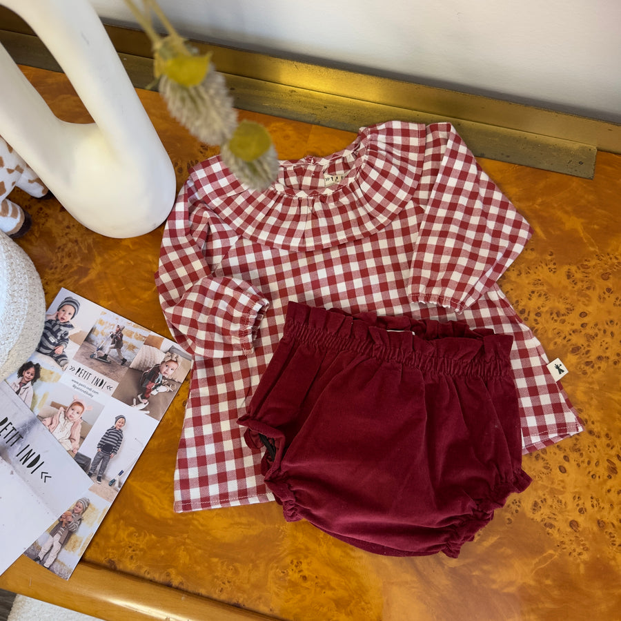 Set vichy e velluto borgogna – Un’eleganza che incanta
