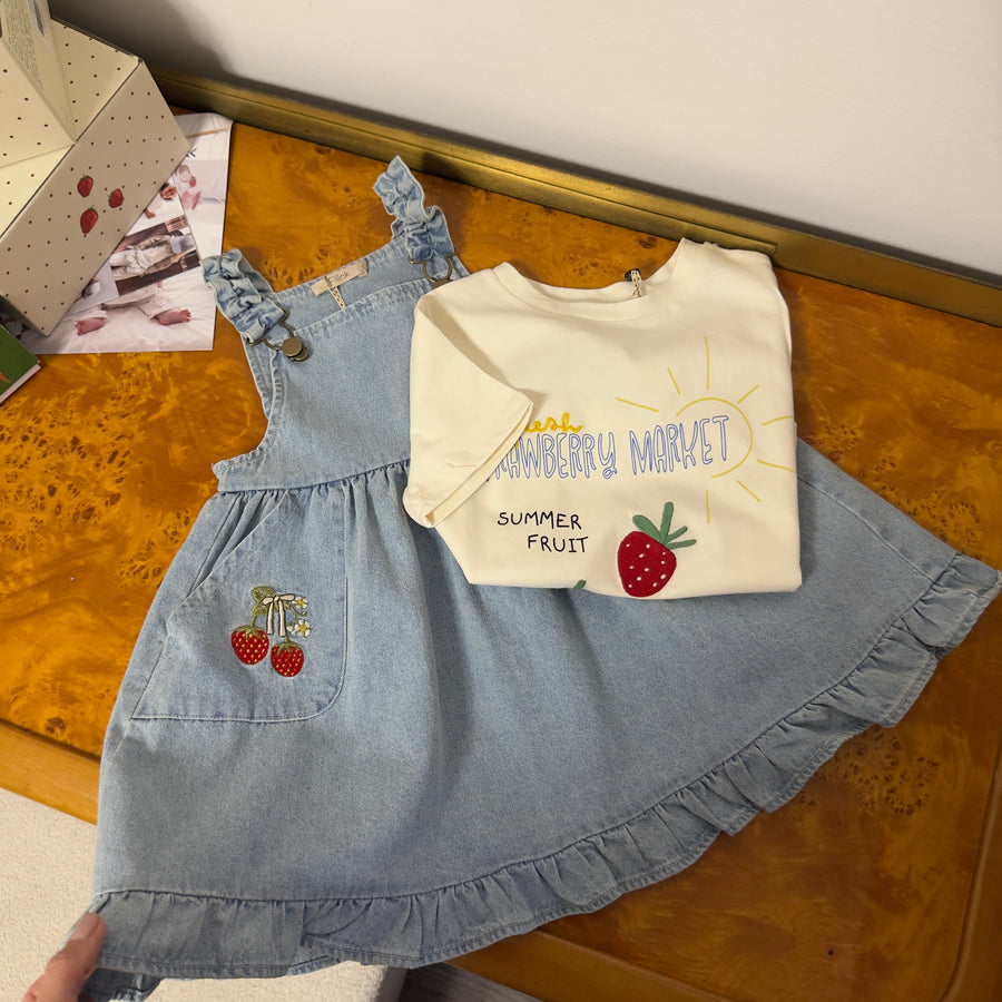 Salopette in denim con fragoline ricamate – morbida, versatile