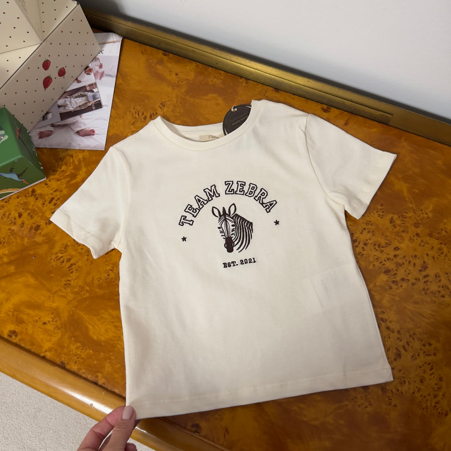 Zebra T-shirt in cotone organico con dettaglio zebra, versatile e moderna