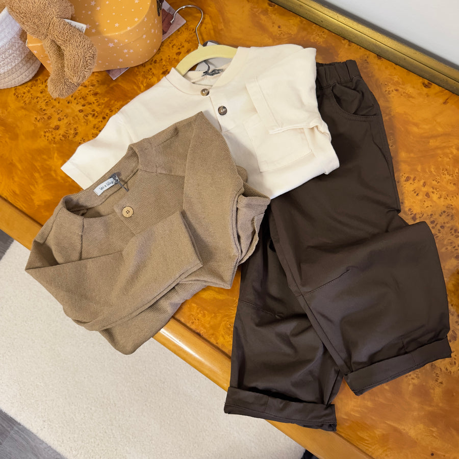 Serafino color avorio con bottoni a vista e taschino – Essenziale e versatile