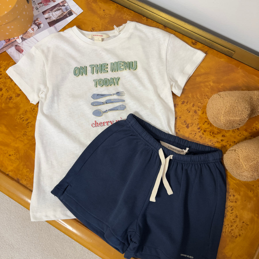 T-Shirt Fiammata in Cotone Organico e Lino con Stampa “On the Menu Today” – Maglia Traspirante e di Qualità