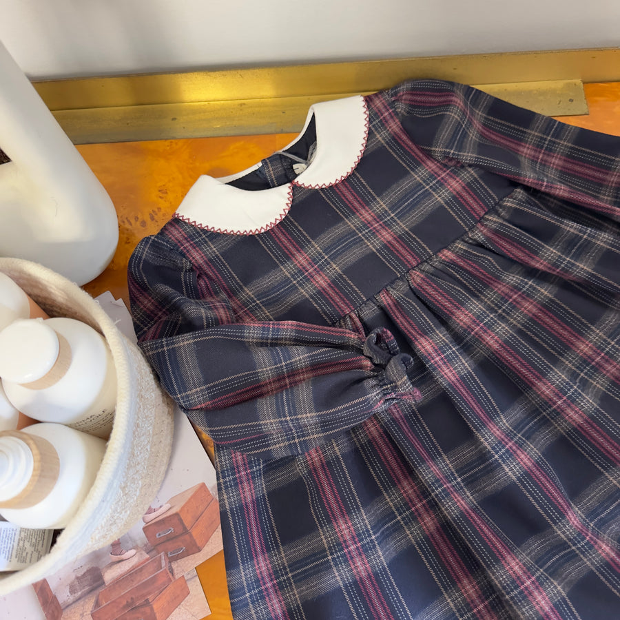 Abito in tartan con il colletto - eleganza e qualità inconfondibili