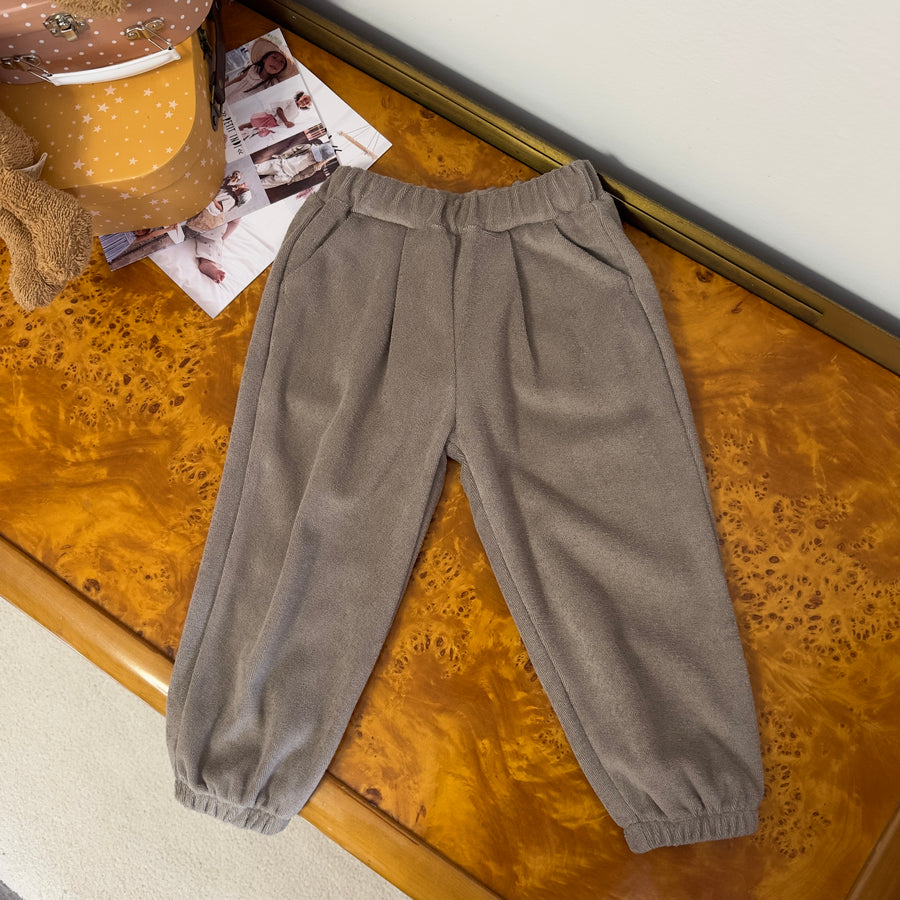 Pantalone jogger taupe in cotone organico certificato con vita regolabile e tasche