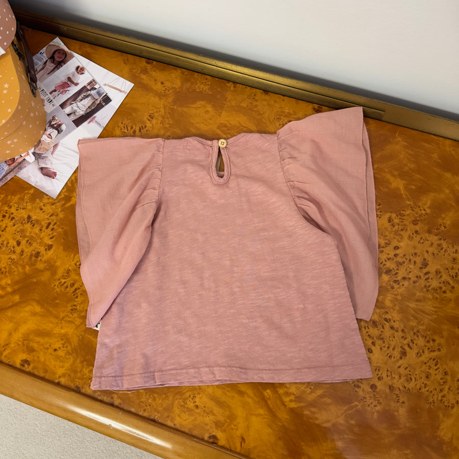 T-shirt in cotone organico - rosa antico- con volant sulle spalle – morbida, versatile e essenziale