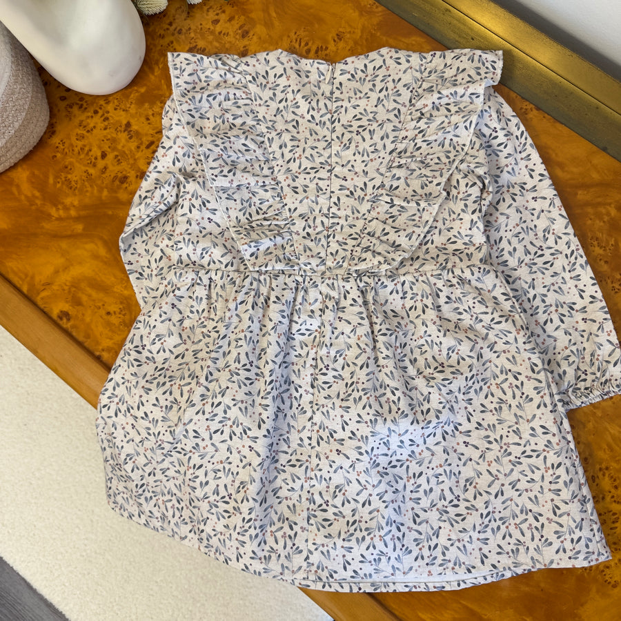 Abito con ruche e stampa floreale – Eleganza leggera per ogni occasione