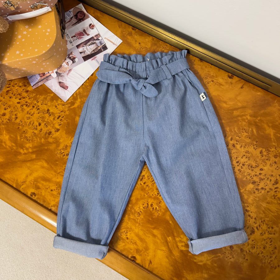 Pantalone carrot fit in chambray di denim a vita alta con cinturino ed elastico – versatile e facile da abbinare
