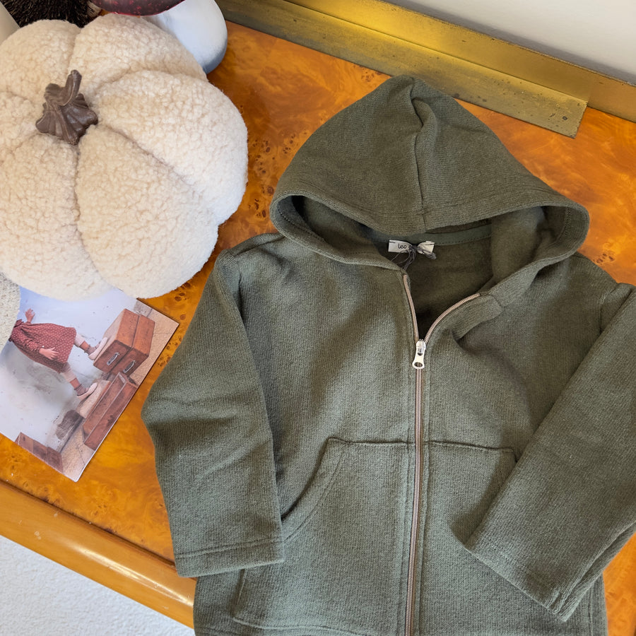 Felpa verde bosco in caldo cotone con zip e cappuccio – Comodità e versatilità