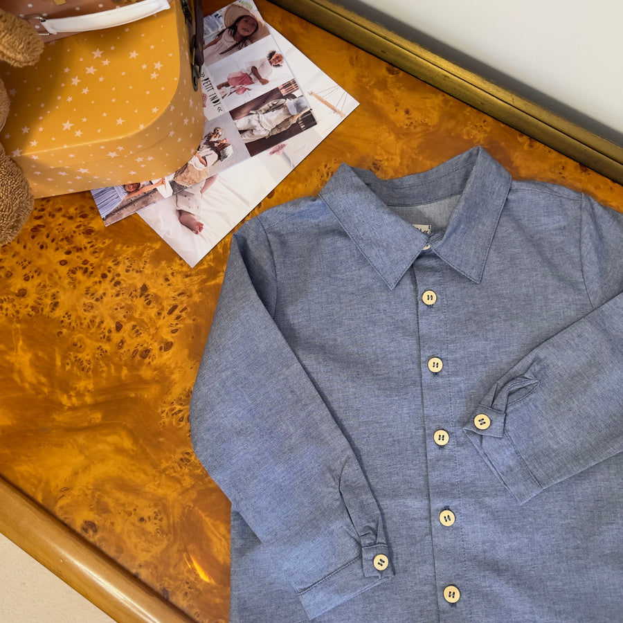 Camicia in chambray di denim con bottoncini in legno