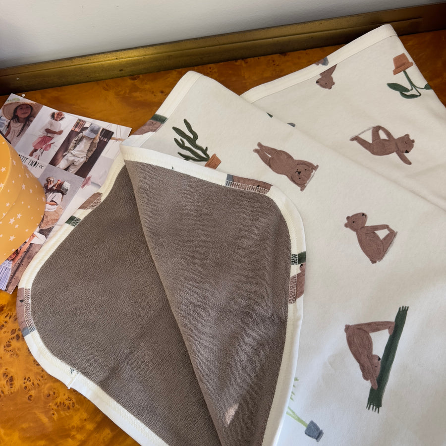 Coperta reversibile in cotone organico con orso yoga – Morbida, traspirante e versatile