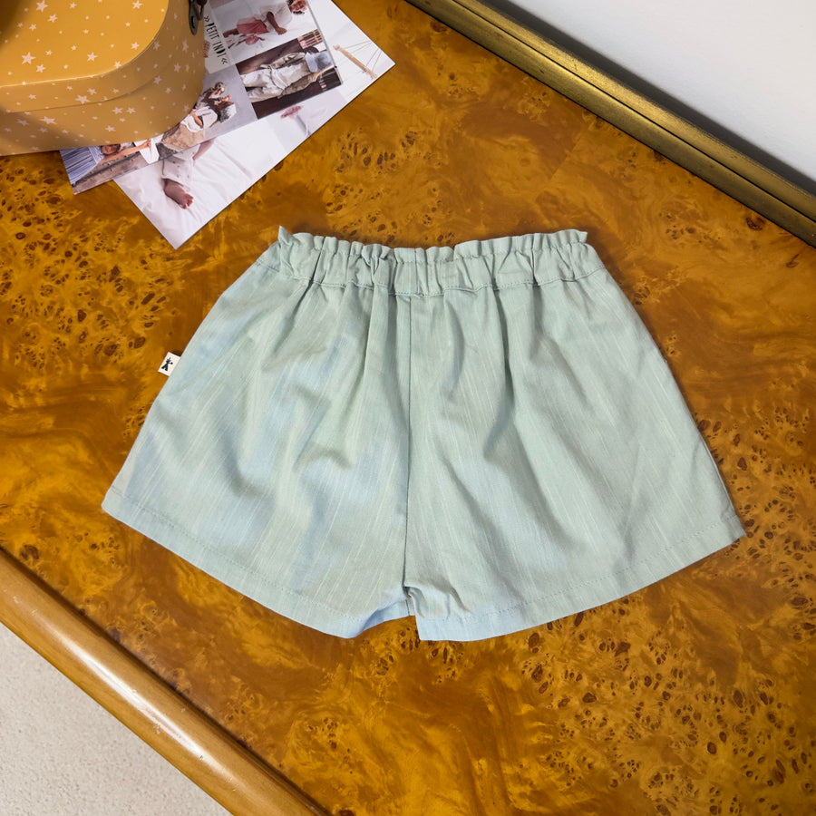 Pantaloncino con pence frontali effetto gonna -pratico e versatile- salvia