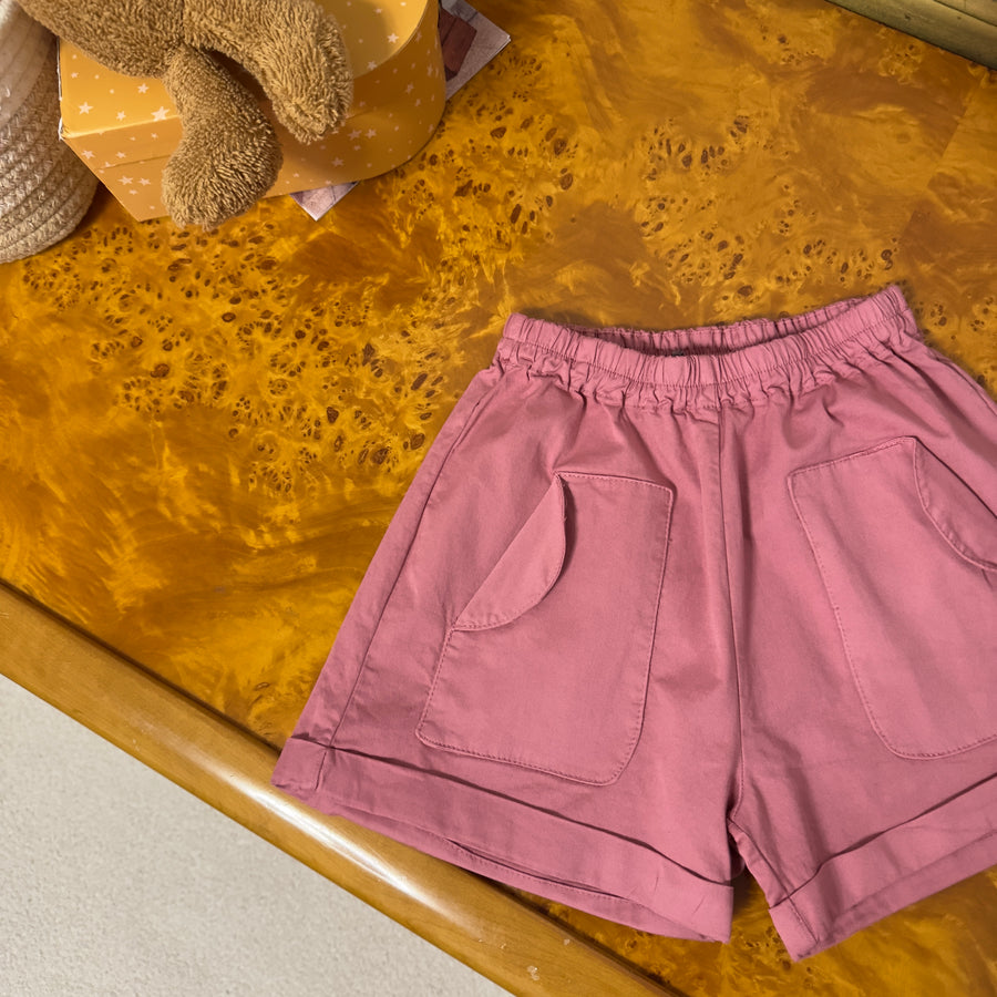 Pantaloncino in cotone color ciliegia con tasche a vista – Morbido e versatile