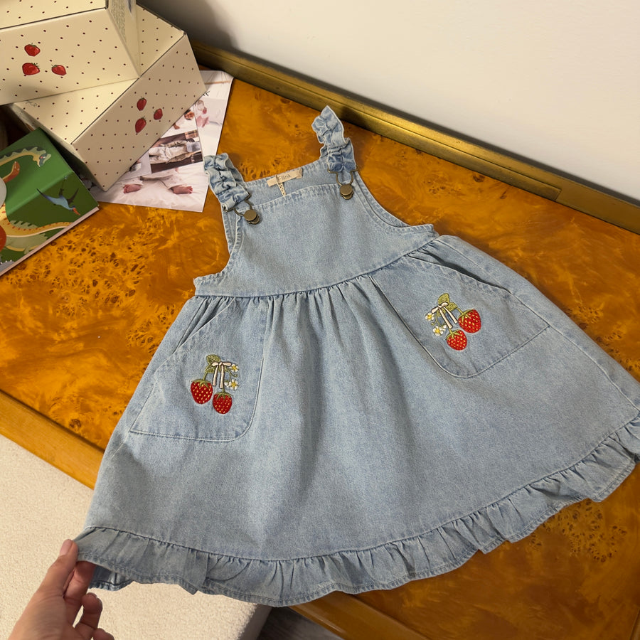 Salopette in denim con fragoline ricamate – morbida, versatile