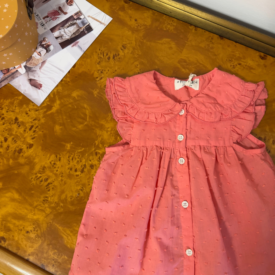 Blusa in cotone plumetis color fragola con maxi colletto