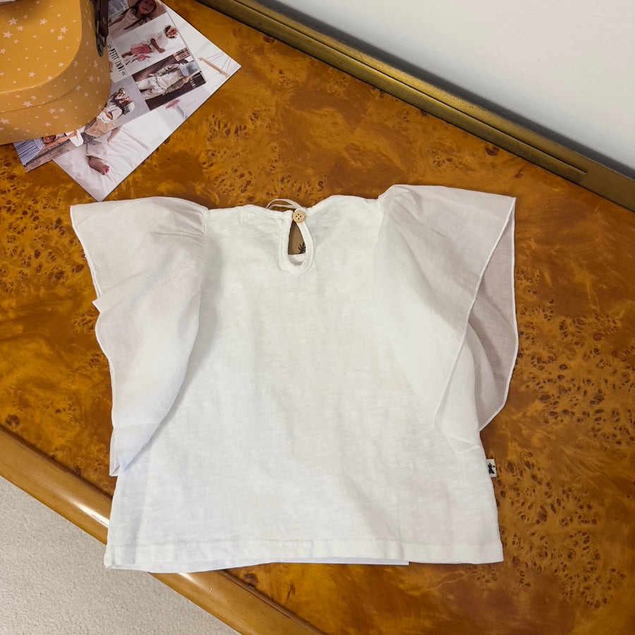 T-shirt in cotone organico con volant sulle spalle – morbida, versatile e essenziale