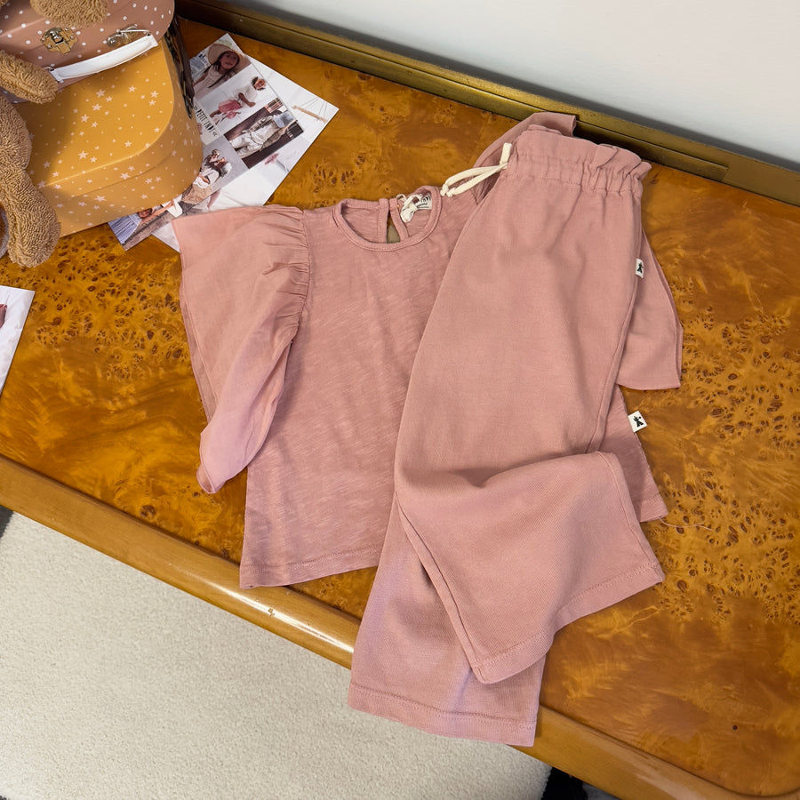 T-shirt in cotone organico - rosa antico- con volant sulle spalle – morbida, versatile e essenziale