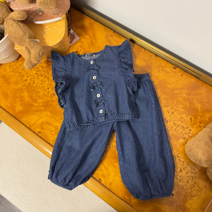 Top in denim morbido con ruches e fiocchettini – Versatile ed elegante