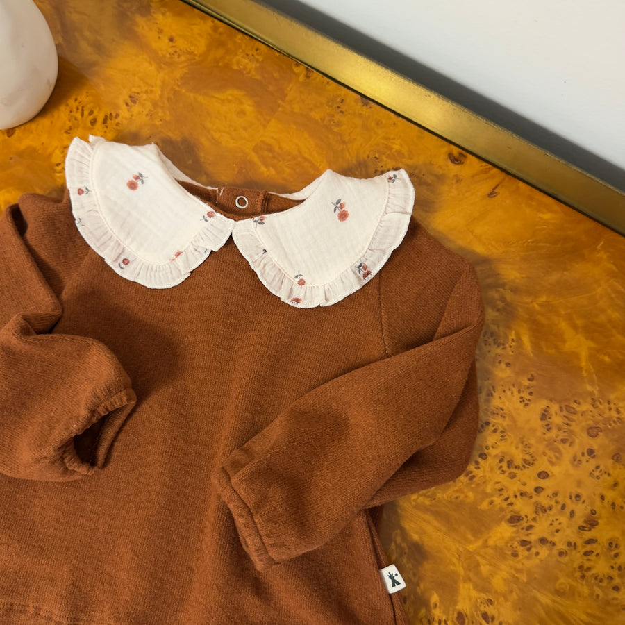 Maglia in caldo cotone ginger con colletto fiori