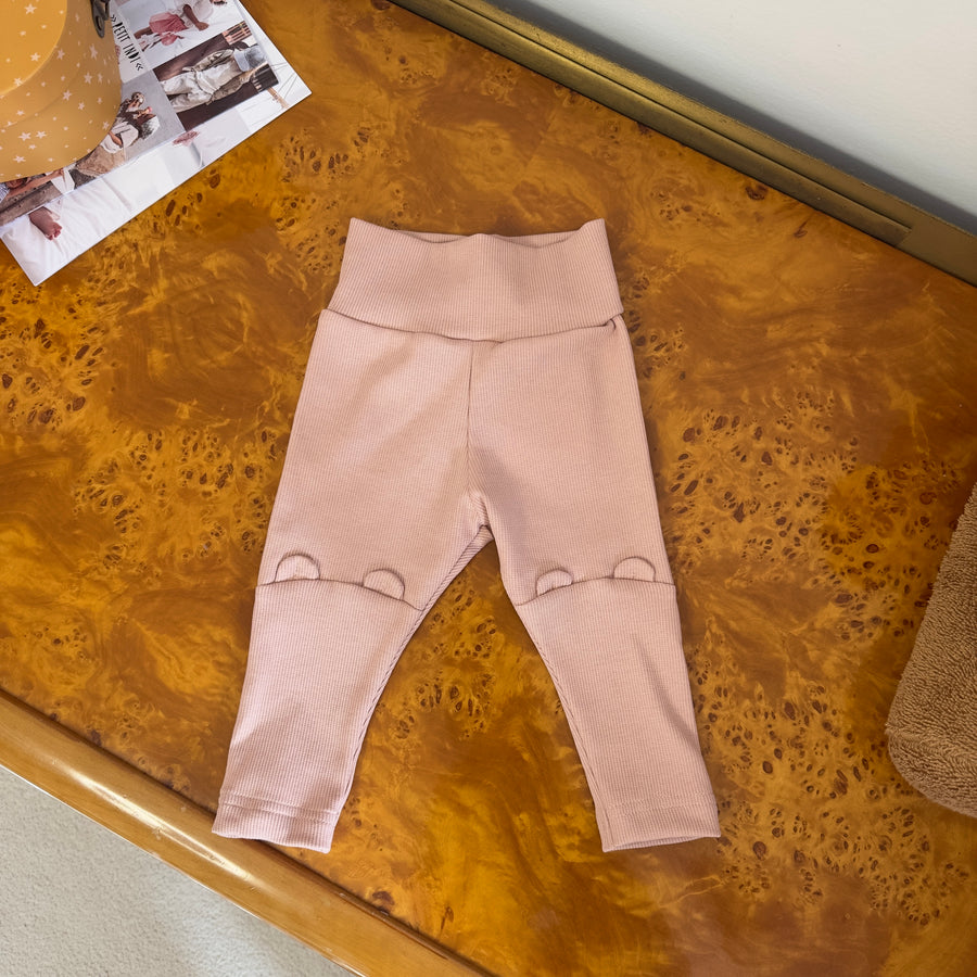 Leggings rosa blush in cotone organico certificato a costina – Fascia morbida e orecchie sulle ginocchia