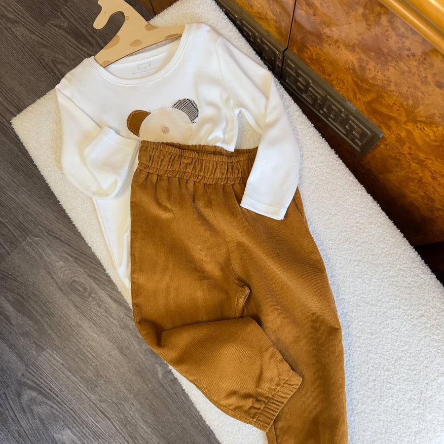 Pantalone in microvelluto a coste color ocra — Comfort e stile senza compromessi