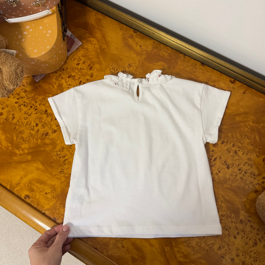 T-shirt color latte con colletto a microfiorellini – Maglietta essenziale e raffinata