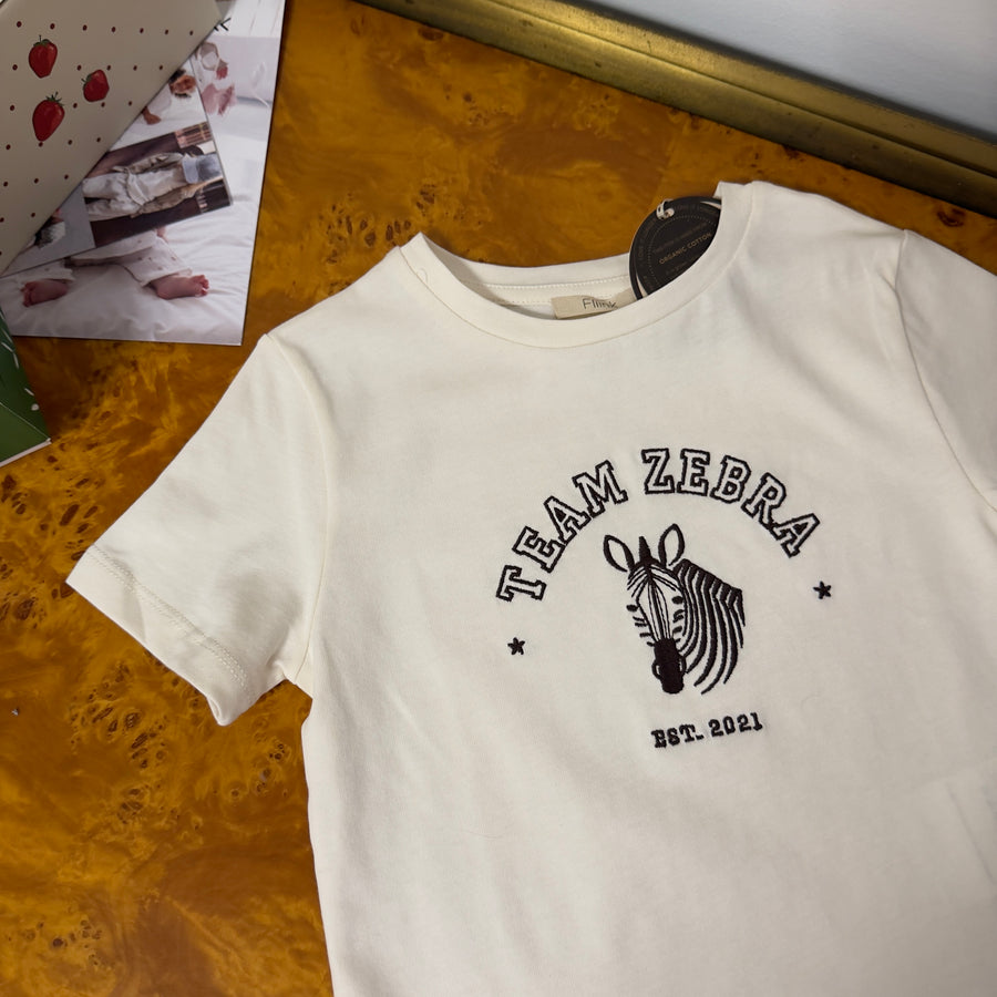 Zebra T-shirt in cotone organico con dettaglio zebra, versatile e moderna