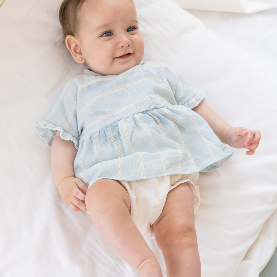 Set Completo con Blusa Color Cielo a Righe Avorio e Bloomer Avorio – Elegante e Comodo