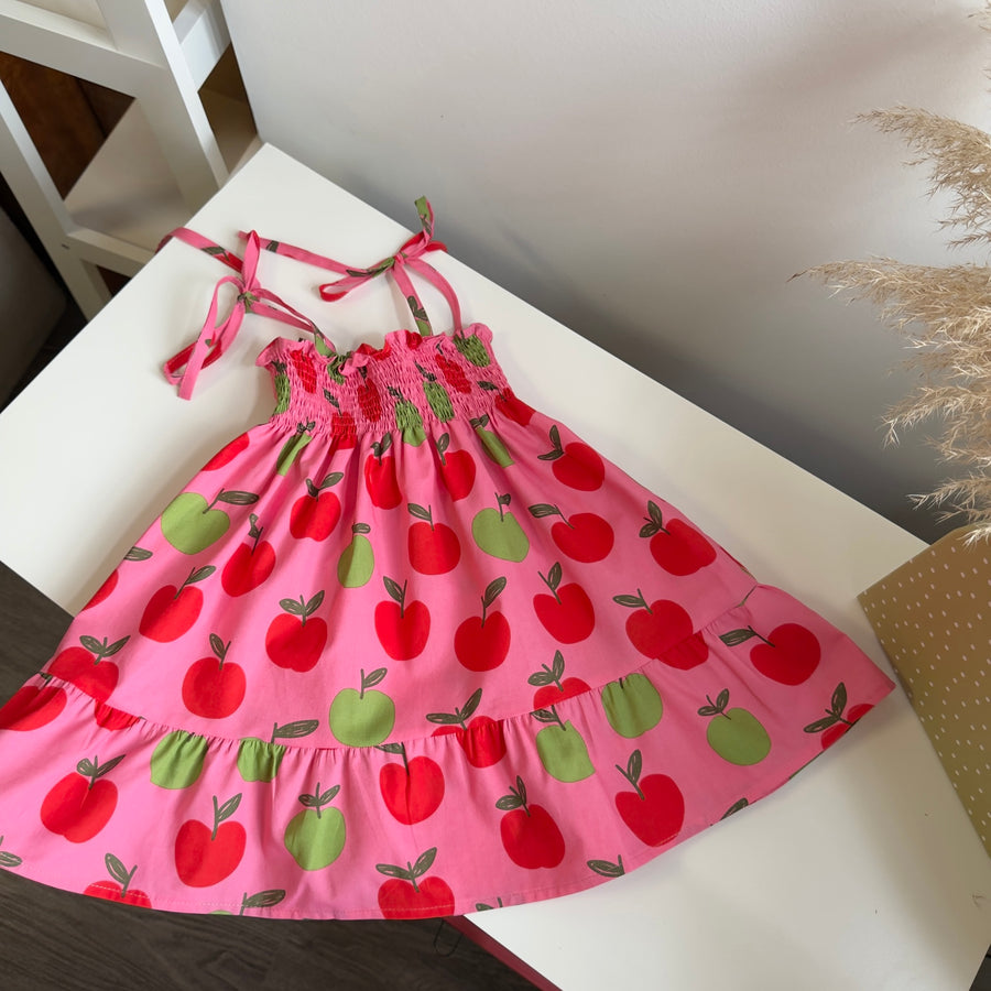 Abito prendisole artigianale con mele – fondo fucsia, fresco e versatile