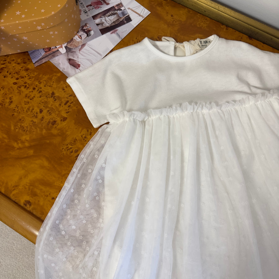 Abito in filo di cotone color latte con tulle ricamato a margherite