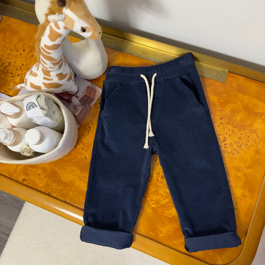 Pantalone in micro velluto blu notte – Versatile e raffinato