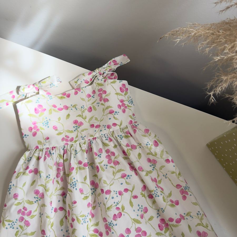Abito con fragoline rosa – leggero come l’estate, delicato come lei