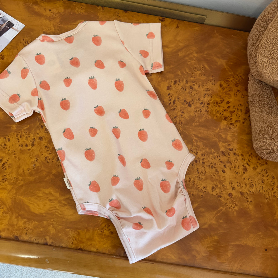 Body in cotone organico certificato rosa pastello con fragoline – Morbidissimo e versatile