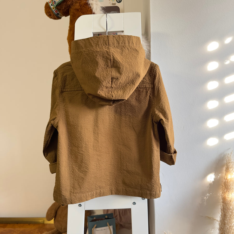 Giacca con cappuccio in seersucker color Nutella con bottoni in legno – Leggera e pratica