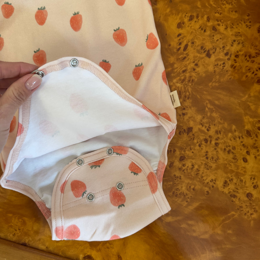 Body in cotone organico certificato rosa pastello con fragoline – Morbidissimo e versatile