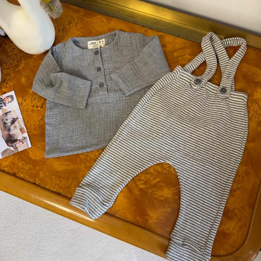 Set in caldo cotone cenere - pantalone con bretelle e camicia alla coreana in mussola