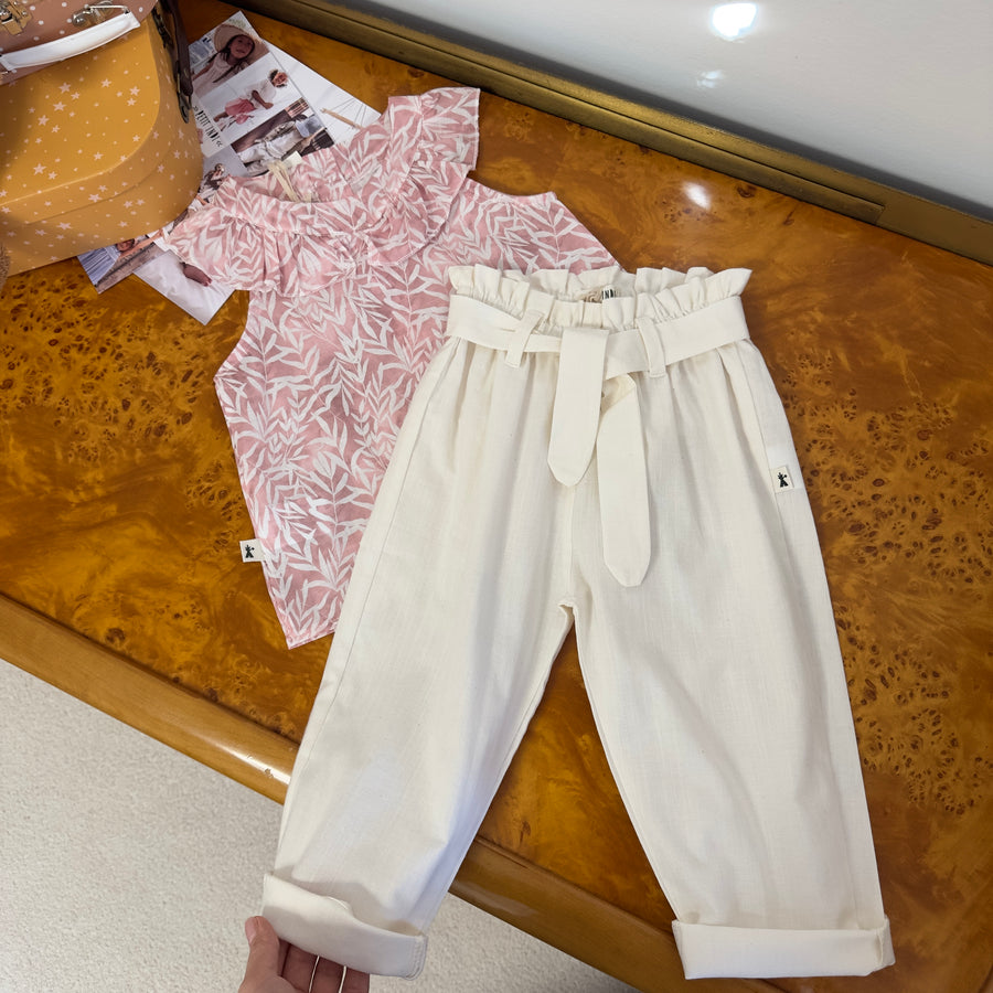 Pantalone carrot fit latte a vita alta con cinturino ed elastico – versatile e facile da abbinare