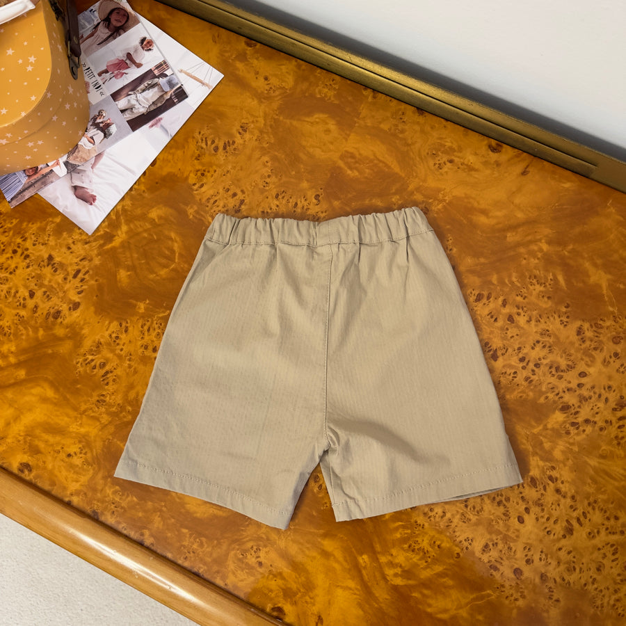 Pantaloncino in seersucker nocciola con bottoncino in legno