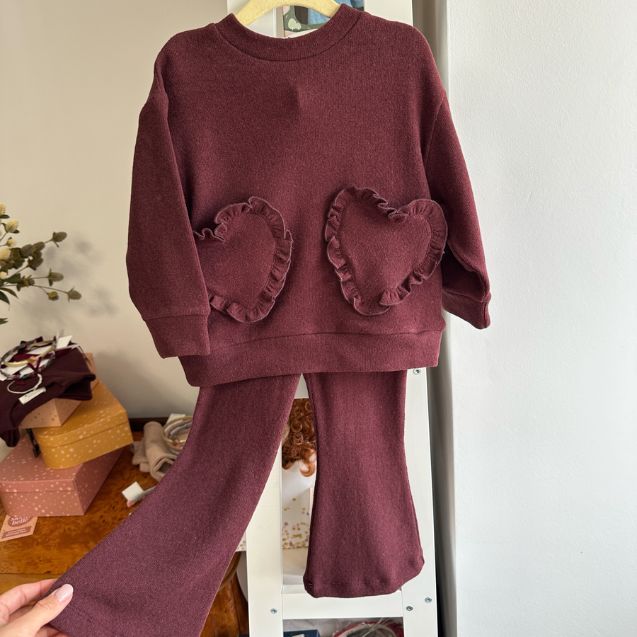 Maglia in caldo cotone borgogna con  tasche frontali a cuore