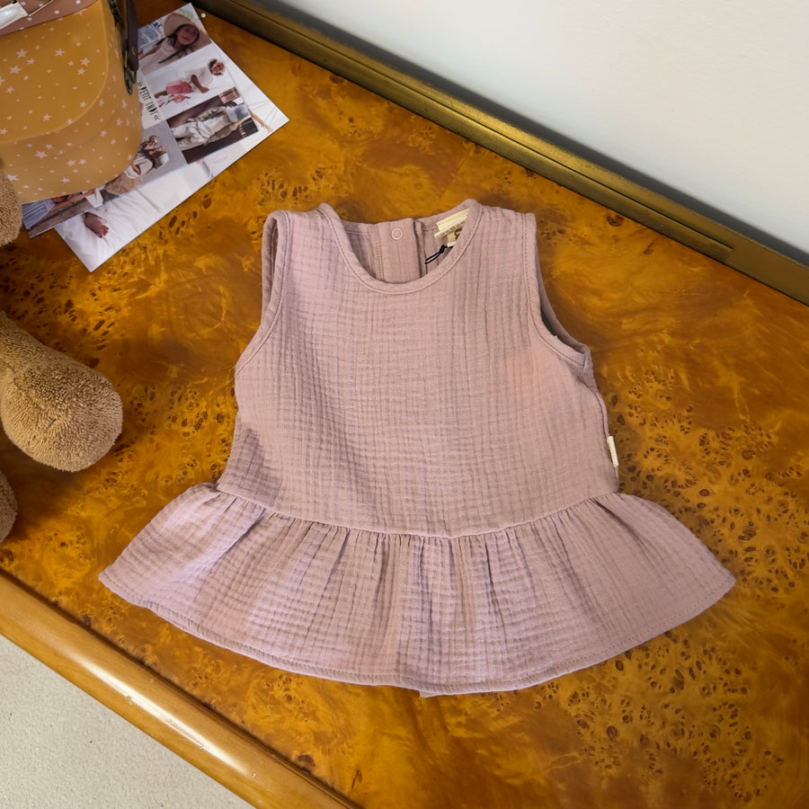 Completo in Mussolina di Cotone Pink Sand – Blusa con Bottoncini e Pantaloncino con Ruches